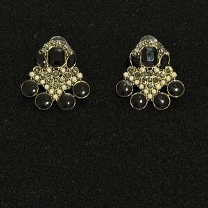Elegant Pair of Earrings Black/white and gold Colors